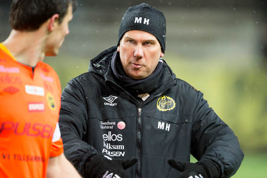 Elfsborgs manager Magnus Haglund diskuterar med målvakt