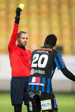 Domare Johan Hamlin ger Sirius Moses Ogbu gult kort