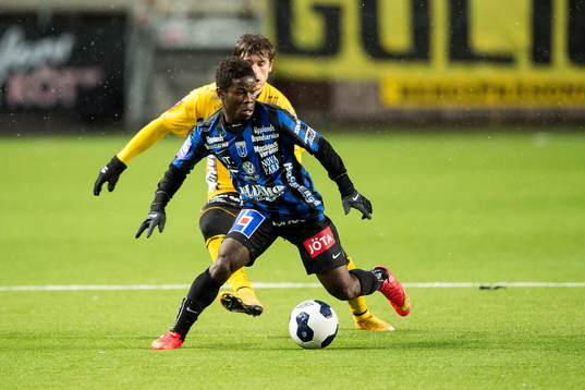 Sirius Kingsley Sarfo med Elfsborgs Arber Zeneli i