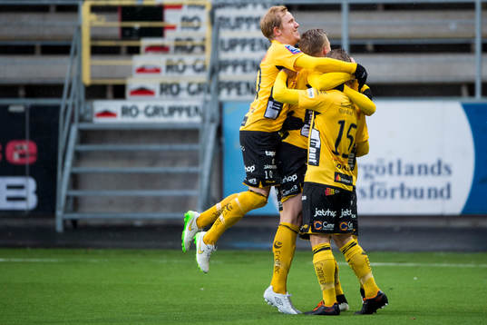 Elfsborgs Simon Hedlund (skymd i bild) har gjort 1-0 och
