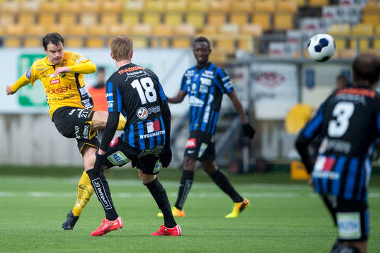 Elfsborgs Henning Hauger skjuter på mål