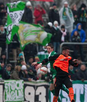 Hammarbys Johan Persson och Kristianstads Albert Ejupi i