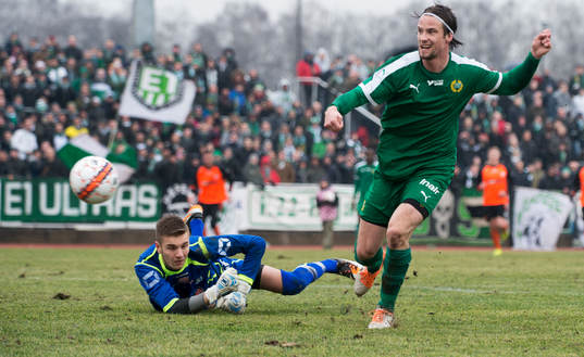 Hammarbys Linus Hallenius rundar Kristianstads målvakt