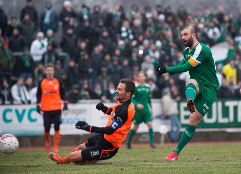 Hammarbys Kennedy Bakircioglu skjuter förbi Kristianstads