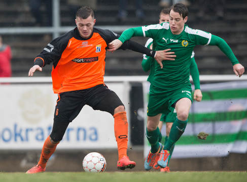 HammarbysJohan Persson och Kristianstads Albert Ejupi i