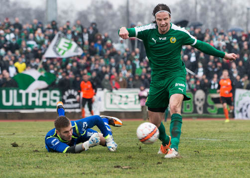 Hammarbys Linus Hallenius rundar Kristianstads målvakt