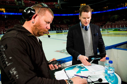 Niklas Jihde förbereder sig i Viasats studio