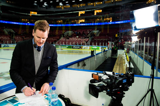 Niklas Jihde förbereder sig i Viasats studio