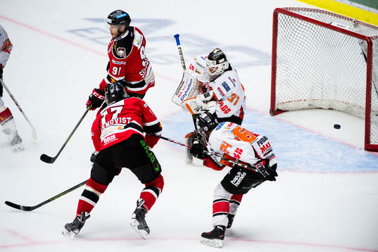 Malmö Redhawks Mathias Tjärnqvist (m) skjuter in 1-1