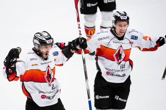 Karlskronas Jimmie Svensson (tv) jublar