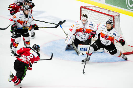 Malmö Redhawks Nils Andersson skjuter ett skott mot
