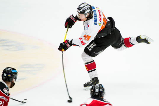Karlskronas Filip Cruseman testar skott