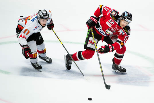 Karlskronas Joel Kellman och Malmö Redhawks Mathias