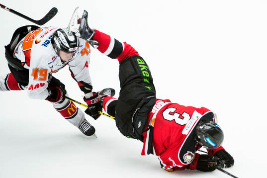 Malmö Redhawks Jens Henrik Tönjum står på öronen