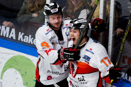 Karlskronas Joel Kellman (th) jublar