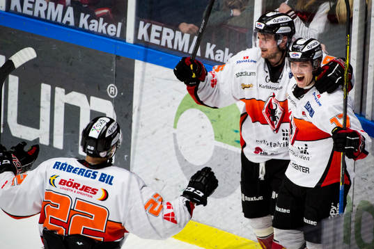 Karlskronas Joel Kellman (th) jublar