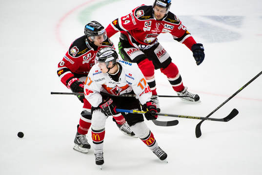 Karlskronas Joel Kellman och Malmö Redhawks Tony Romano