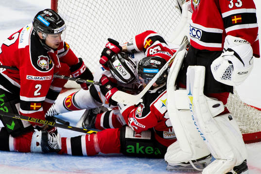 Malmö Redhawks Nils Andersson (tv) tittar på när Malmö