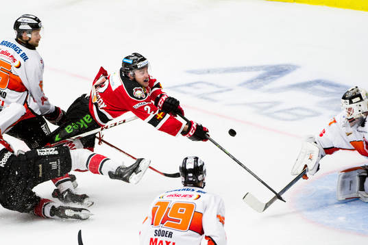 Malmö Redhawks Nils Andersson kastar sig förbi