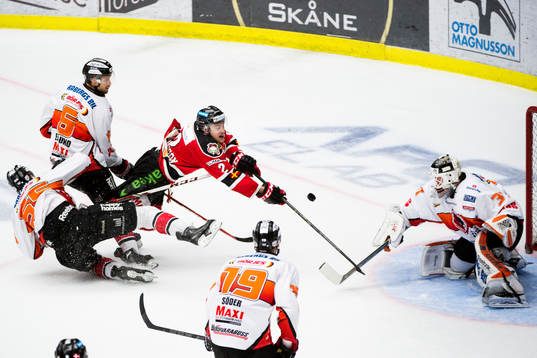Malmö Redhawks Nils Andersson kastar sig förbi