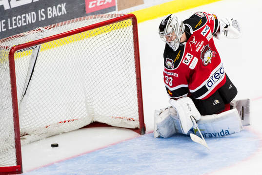 Malmö Redhawks målvakt Niko Hovinen deppar när han ser