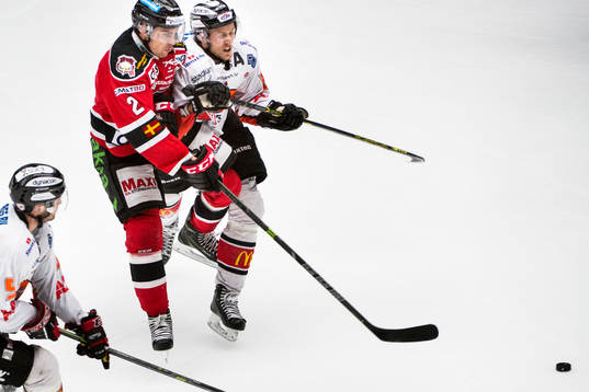 Malmö Redhawks Nils Andersson och Karlskronas Tom Linder
