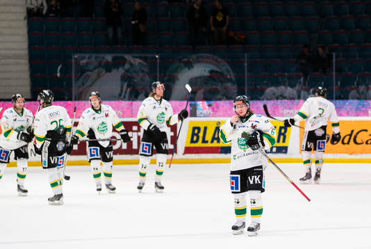 Björklövens spelare med Kim Karlsson närmast i bild ser