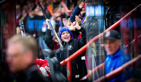En glad Örebrosupporter fick en hockeyklubba