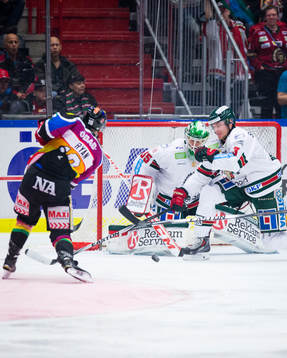 Örebros Derek Ryan och Frölundas målvakt Linus Fernström
