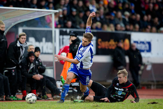 IFK Göteborgs Mikael Boman kapas av Trollhättans Pontus
