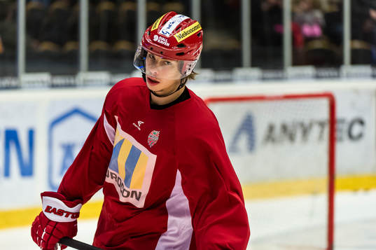 Modos Gustav Possler värmer upp innan Ishockeymatchen i