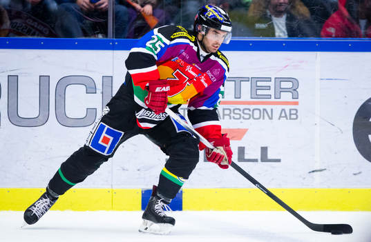 Örebros Martin Johansson i för dagen en pridetröja