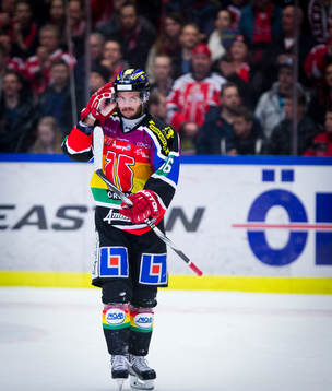 Örebros Johan Wiklander i för dagen en pridetröja