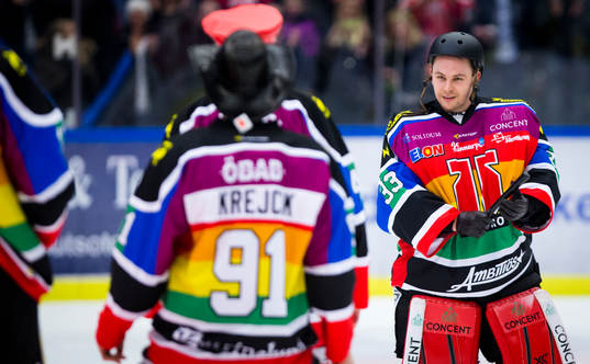 Örebros målvakt Julius Hudacek spexar som YMCA