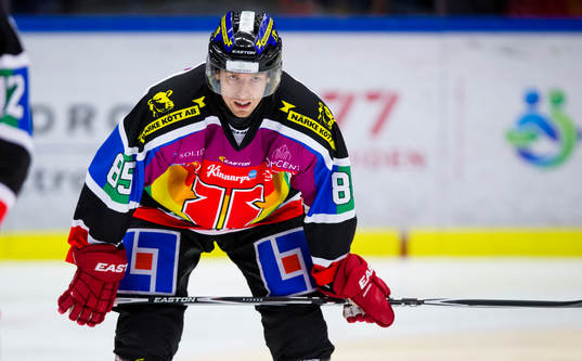 Örebros Kalle Olsson i för dagen en pridetröja