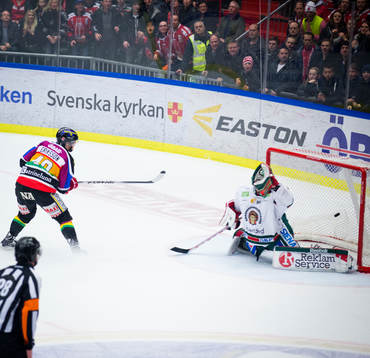 Örebros Anders Eriksson gör 1-0 på Frölundas målvakt