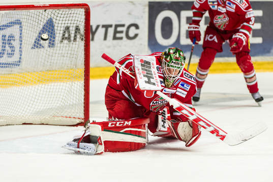 Modos målvakt Linus Ullmark släpper in andra målet