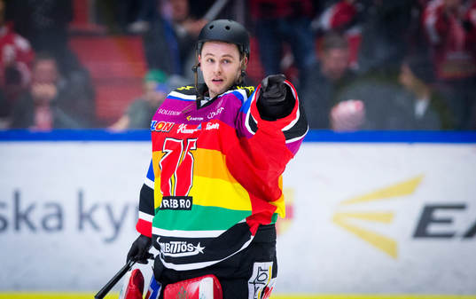 Örebros målvakt Julius Hudacek spexar som YMCA