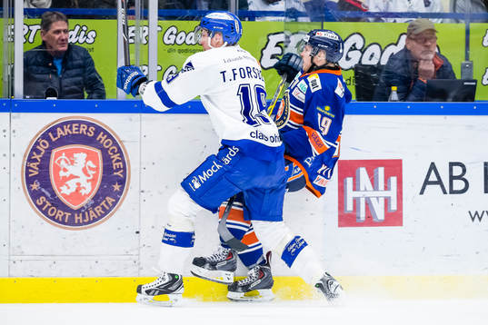 Leksands Tobias Forsberg tacklar Växjös Tuomas Kiiskinen