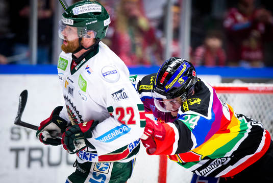 Frölundas Robin Figren blir tryck i ryggen av Örebros