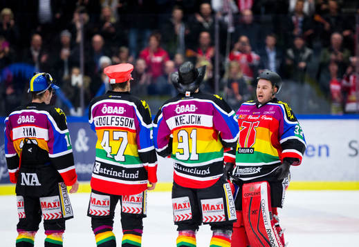 Örebros målvakt Julius Hudacek spexar som YMCA