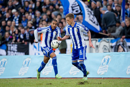 IFK Göteborgs Sören Rieks med bollen och bakom kommer