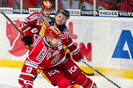Luleås Chad Billins trycker Modos Niklas Nordgren