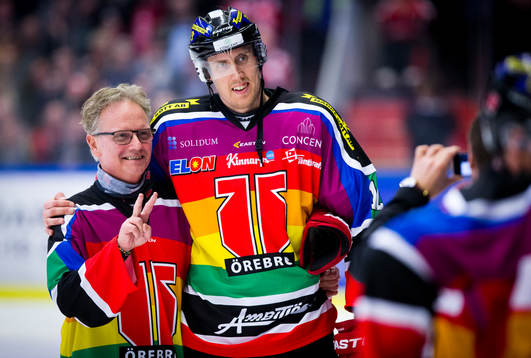 Örebros Marko Anttila i för dagen en pridetröja blev
