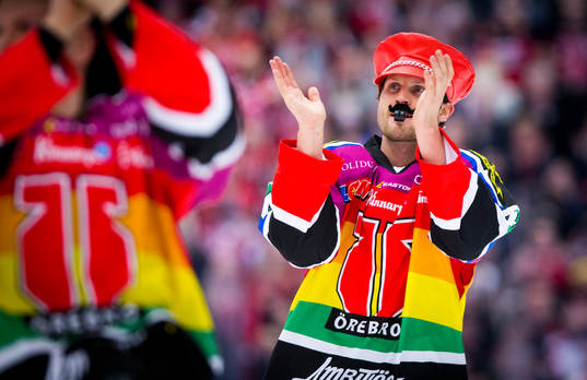Örebros Johan Adolfsson spexar som YMCA