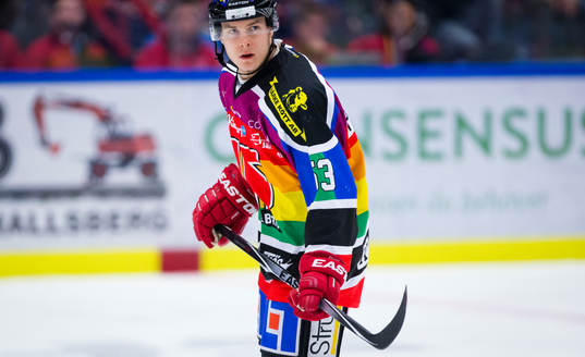 Örebros Bobbo Petersson i för dagen en pridetröja