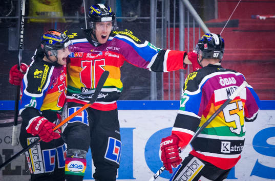 Örebros Marko Anttila gör 2-0 och jublar