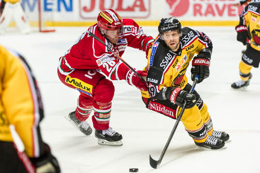 Modos Samuel Påhlsson jagar Luleås Chris Abbott