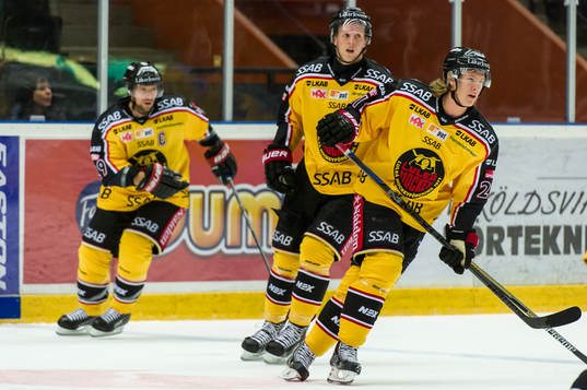 Luleås Emil Sylvegård ,Chris Abbott värmer upp innen