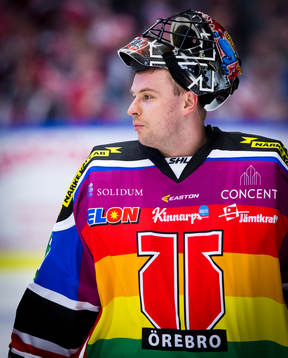 Örebros målvakt Julius Hudacek i för dagen en pridetröja